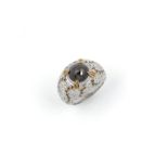 18 krt. witgouden 'Bombe'  ring centraal gezet met een ronde bruine roos geslepen diamant van