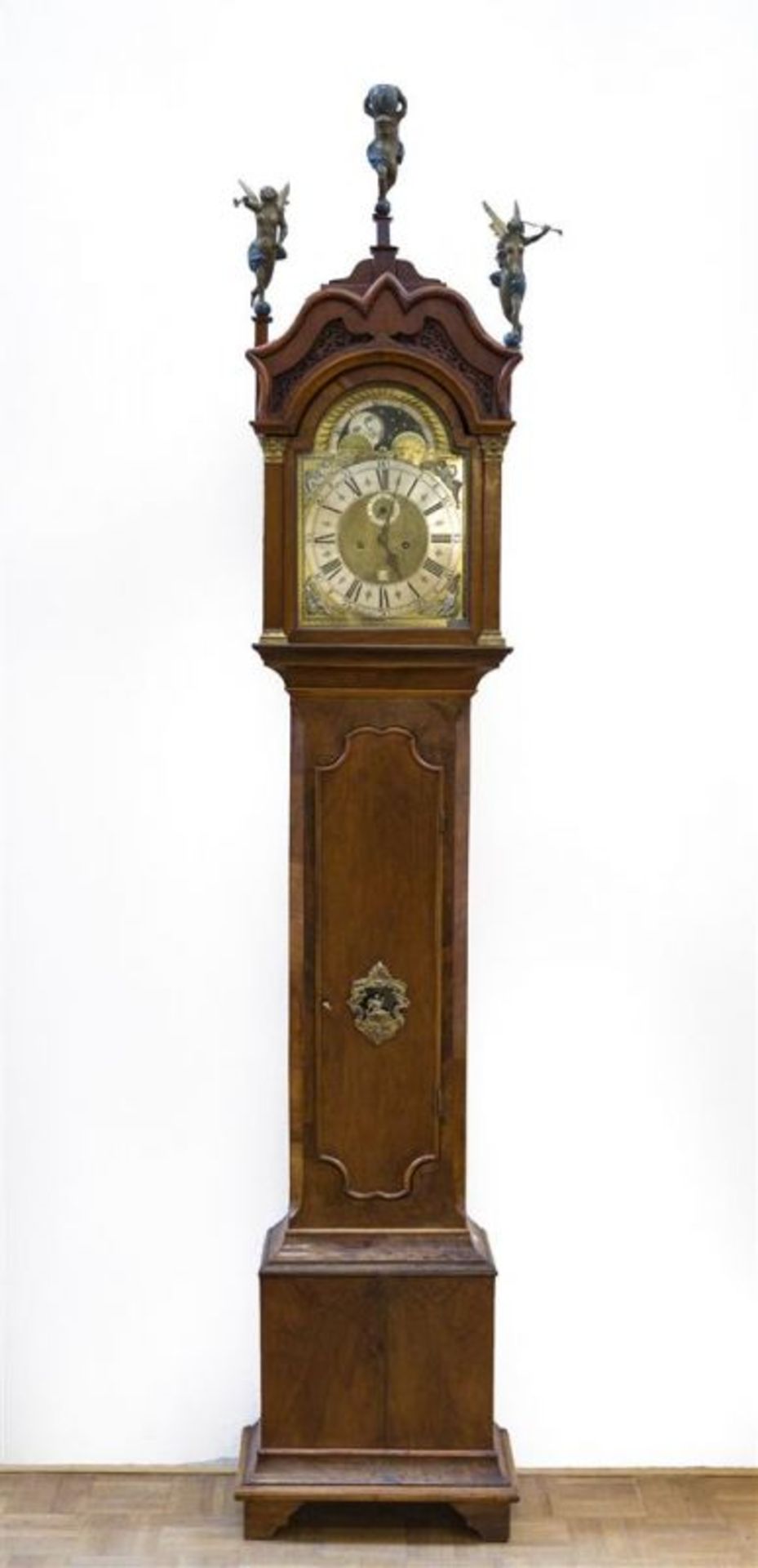 Amsterdams wortelnoten gefineerd staand horloge met datum en zon- en maanaanduiding, adres: