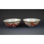 2 Chinees porseleinen kommen met polychroom decor van paradijsvogels, 19e eeuw, diam. 16 cm (2 x A)