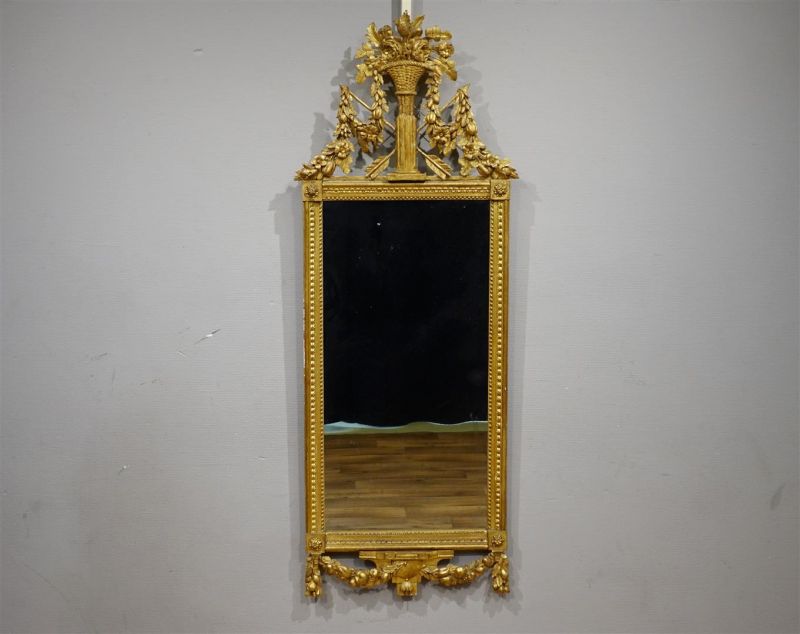 Franse vergulde Louis XVI spiegel, bekroond door vaasmotief en guirlandes, met geprofileerde