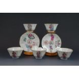 serie van 5 Chinees porseleinen kopjes en 2 schotels met polychroom decor van figuren en