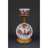 Chinees porseleinen famille rose kope en schotel met decor van haan en bloemen, Qianlong, 18e