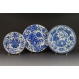 3 blauw/wit Chinees porseleinen borden met decor van bloemen, mand en jongen in tuin, Kangxi,