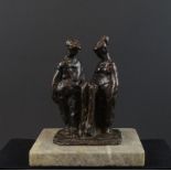 gepatineerde bronzen sculptuur met voorstelling van man en vrouw op stenen voet, gemonogrammeerd T.