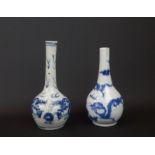 2 Chinees porseleinen steelvaasjes met decor van draken, 19e eeuw, h. 4 en 16 cm (2 x chip)