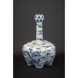 blauw/wit Chinees porseleinen bloemenvaas met decor van draak en wolken, 19e eeuw, h. 25 cm (