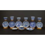 lot blauw/wit Chinees porseleinen kop en schotels, 18e en 19e eeuw