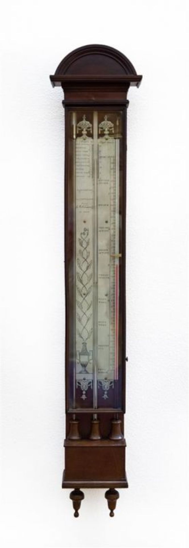 Nederlandse mahonnie gefineerde contra-bakbarometer met boogvormige kap met tinnen schaalplaten,