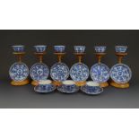 9 blauw/wit Chinees porseleinen kop en schotels met peterseliedecor, Kangxi, 18e eeuw