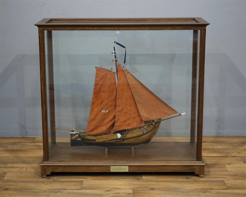 houten scheepsmodel van een botter in mahonie vitrine, 20e eeuw, b. 120 x d. 40 x h. 110