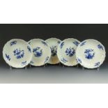 5 Engelse porseleinen bordjes met blauw floraal decor, toegeschreven aan Bow, 18e eeuw, diam. 20