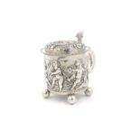 Duitse zilveren dekselbeker, zogenaamde Humpen becher met reliëfdecor van musicerende putti,