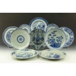 10 diverse Chinees porseleinen borden met blauw/wit decor, Qianlong, midden 18e eeuw, 16/23 cm