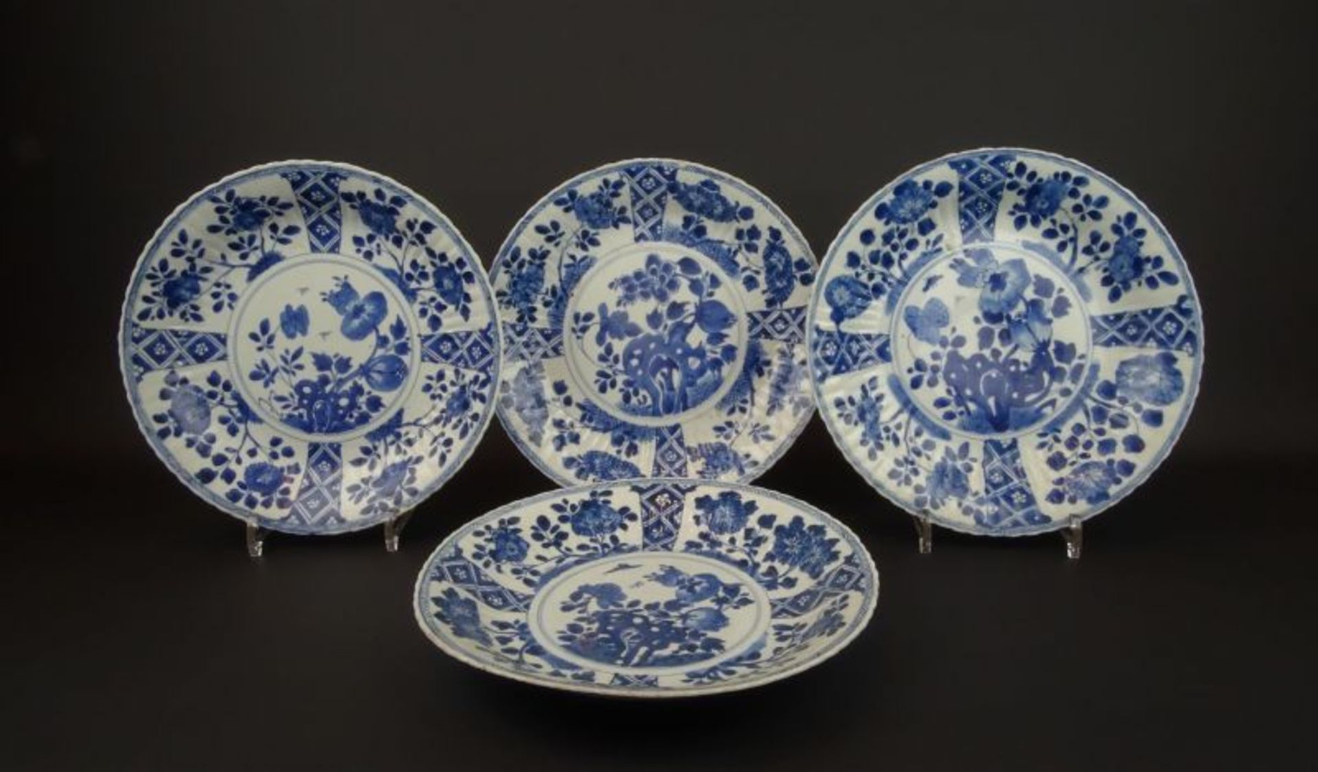 4 blauw/wit Chinees porseleinen schotels met floraal decor en vakverdeling, Kangxi, 18e eeuw,