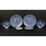 2 blauw/wit Chinees porseleinen borden met floraal decor, Kangxi, 18e eeuw en 4 schoteltjes (