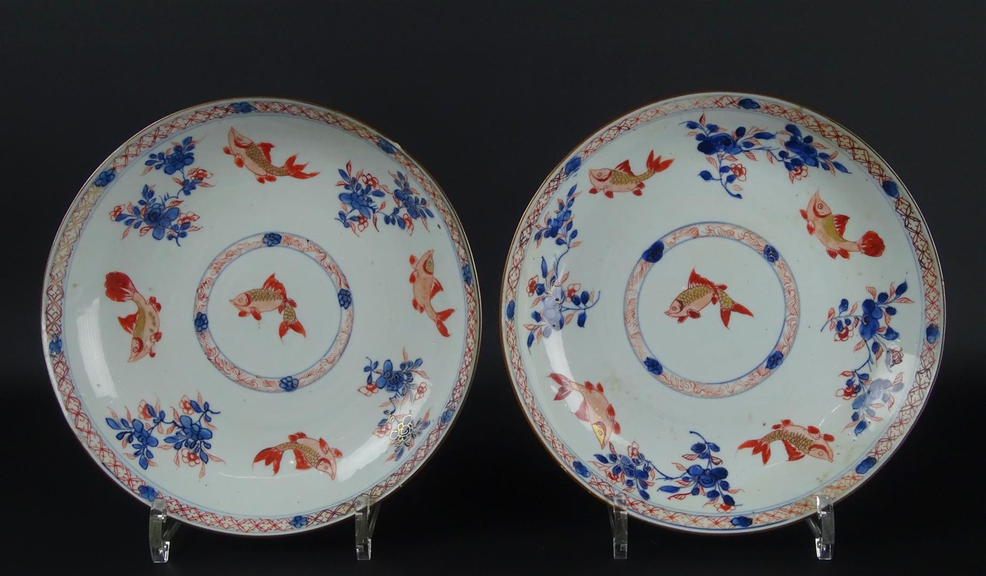stel Chinees porseleinen Imari borden met decor van karpers en bloemen, 1e helft 18e eeuw, diam.