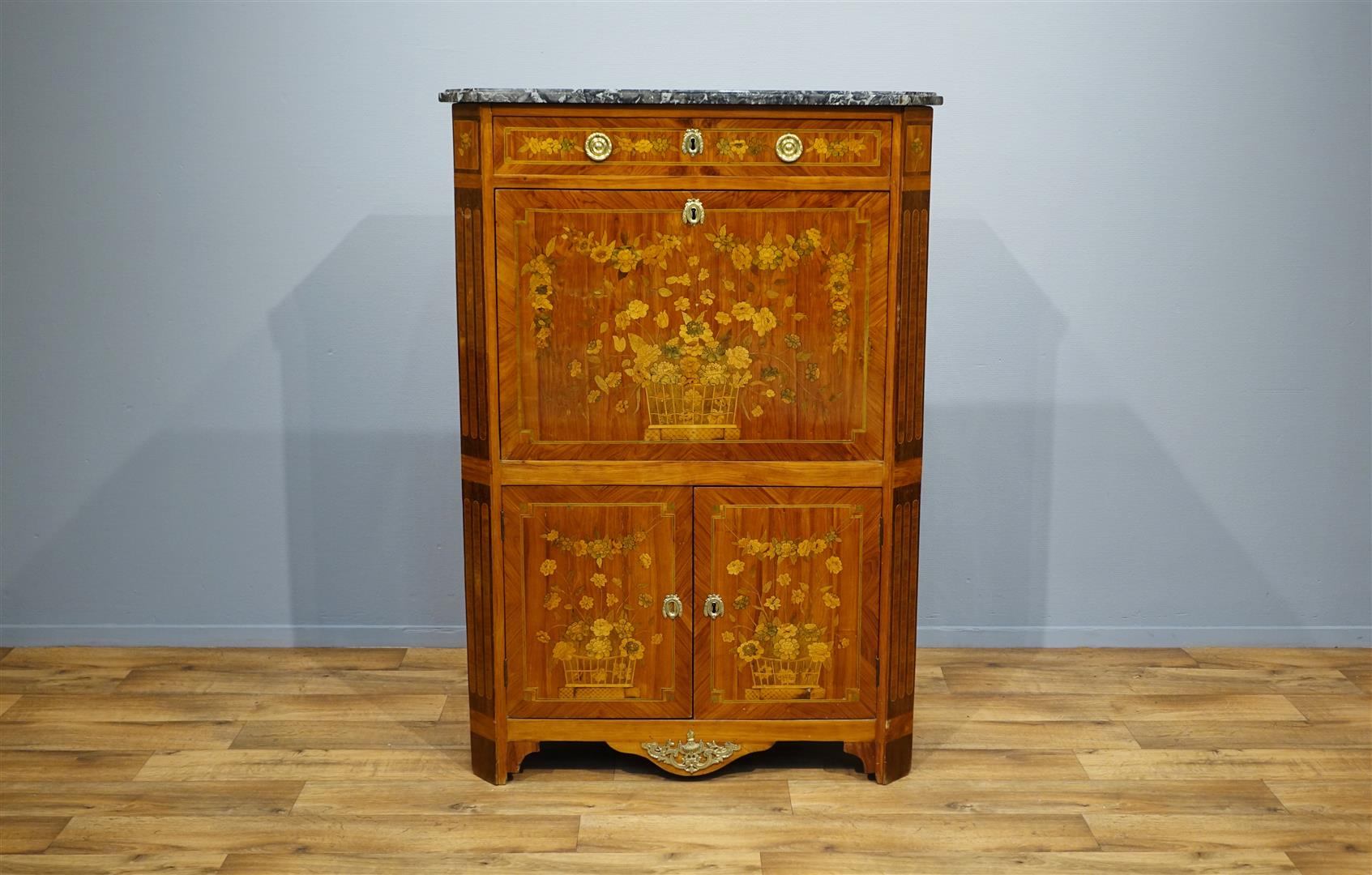 rozen gefineerde Louis XVI secretaire met grijsmarmeren bovenblad, recht front waarin lade, rechte