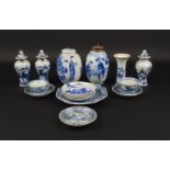 lot blauw/wit Chinees porselein waaronde2 2 Kangxi vaasjes met decor van lijzen (2 x A), kop en