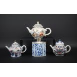 3 diverse Chniees porseleinen trekpotjes en een theebus met zilveren dop, alle 18e eeuw (