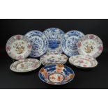 lot van 14 Chinees porseleinen borden waaronder famille rose, Imari en blauw/wit, alle Kangxi en