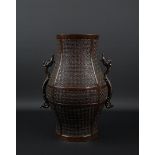 Japanse bronzen vaas versierd met geometrisch reliefdecor, gemerkt Xuande, 19e eeuw, h. 31 cm- - -