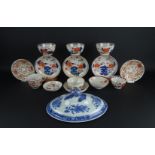 lot Chinees porselein waaronder Imari kop en schotels en blauw/witte deksel, 18e eeuw- - -29.00 %