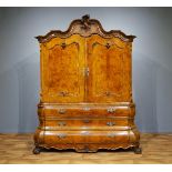 Hollands wortelnoten gefineerd Louis XV kabinet met oplopende kap, versierd met gestoken