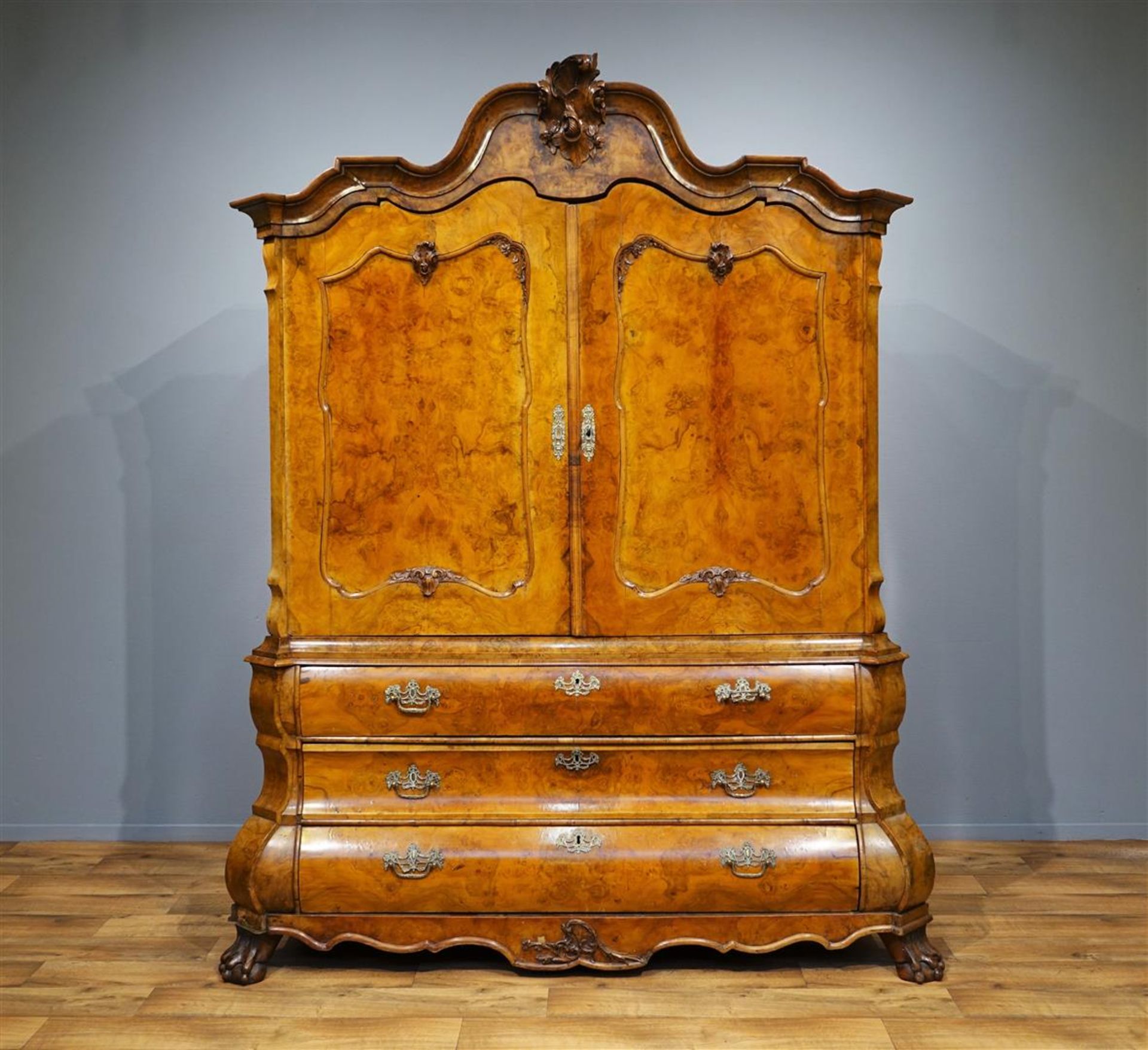 Hollands wortelnoten gefineerd Louis XV kabinet met oplopende kap, versierd met gestoken