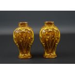 2 zeldzame bruine Delfts aardewerk vaasjes met okerkleurig floraal decor, 18e eeuw, h. 13 cm (