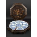 9-delige blauw/wit Chinees porseleinen sweetmeat set met floraal decor, in bijpassende laque kist,