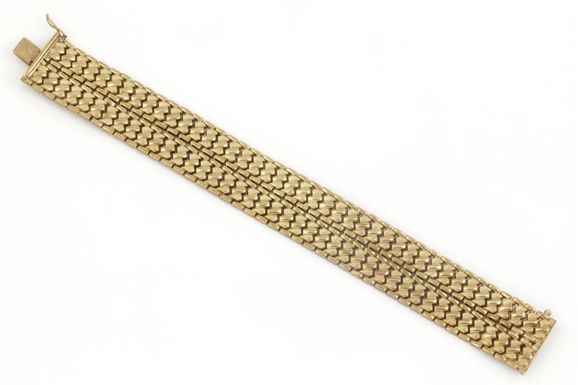 platte 14 krt. gouden armbandt, lengte: 18,5 cm., breed: 21 mm., gewicht: 37 gram- - -29.00 %