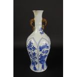 blauw/wit Chinees porseleinen vaas met decor van bloemen in vakverdeling en voorzien van
