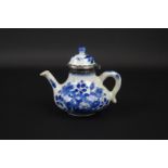 blauw/wit Chinees porseleinen trekpotje met floraal decor, Kangxi, circa 1700, voorzien van zilveren