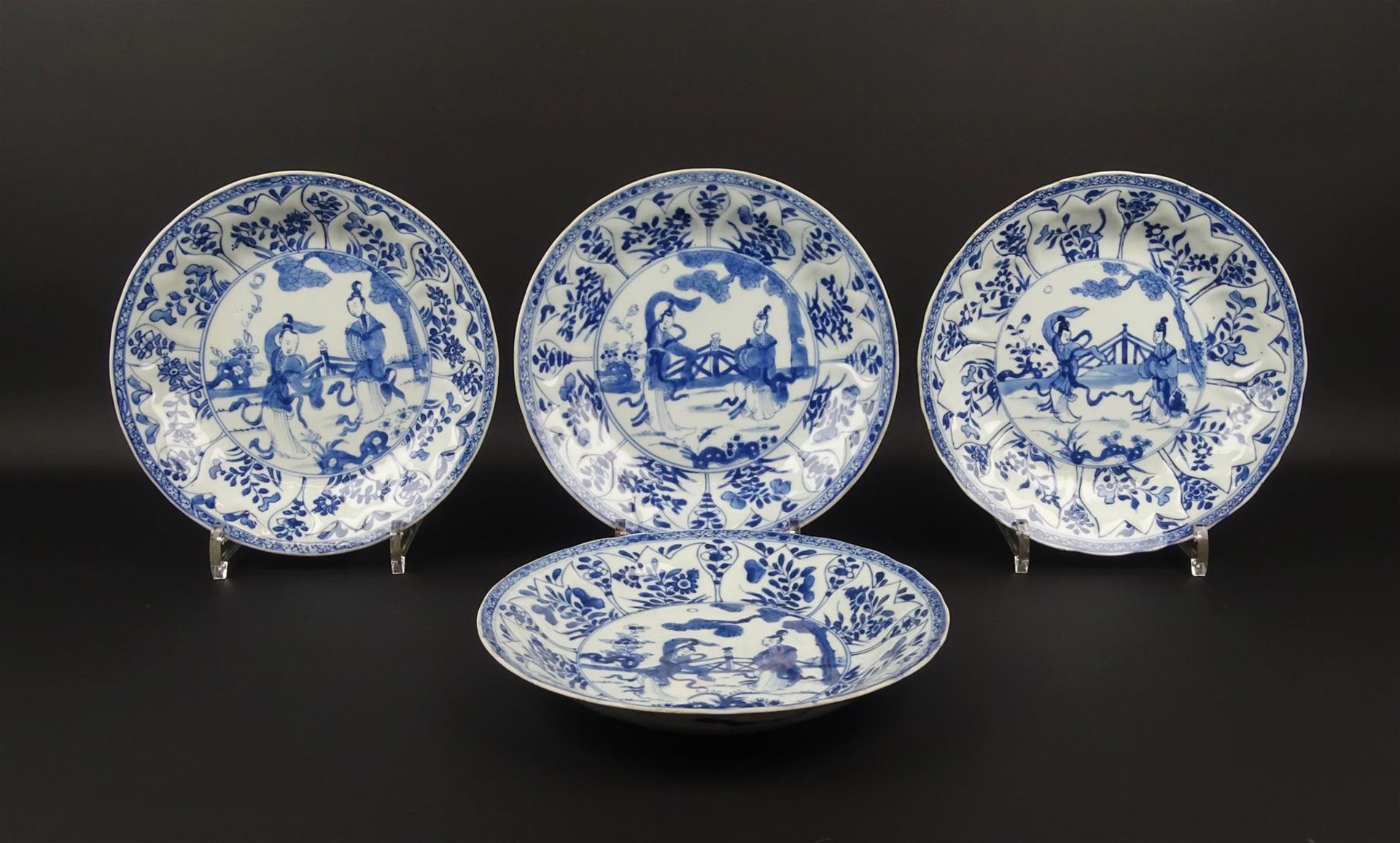 serie van 4 blauw/wit Chinees porseleinen borden met decor van dansende dames in landschap omgeven