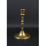 antieke bronzen kandelaar met stam voorzien van knopen, 16e/17e eeuw, h. 21 cm - - -29.00 % buyer'