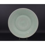 Chinees porseleinen celadon schaal met reliefdecor van florale motieven, 19e eeuw, diam. 41 cm (A/