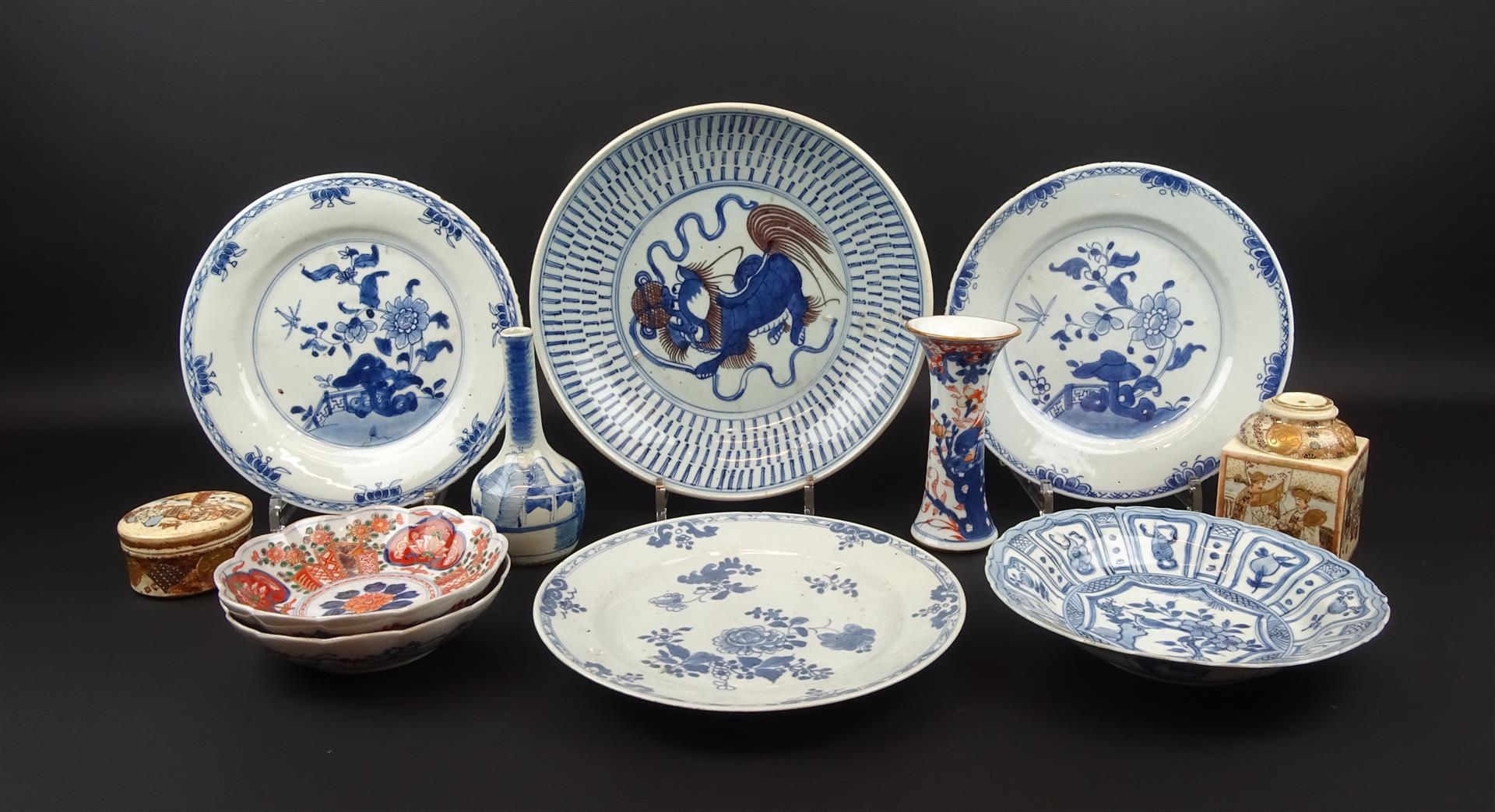 lot divers aziatica waaronder Chinees porseleinen Imari vaasje en borden, 18e eeuw en later- - -29.