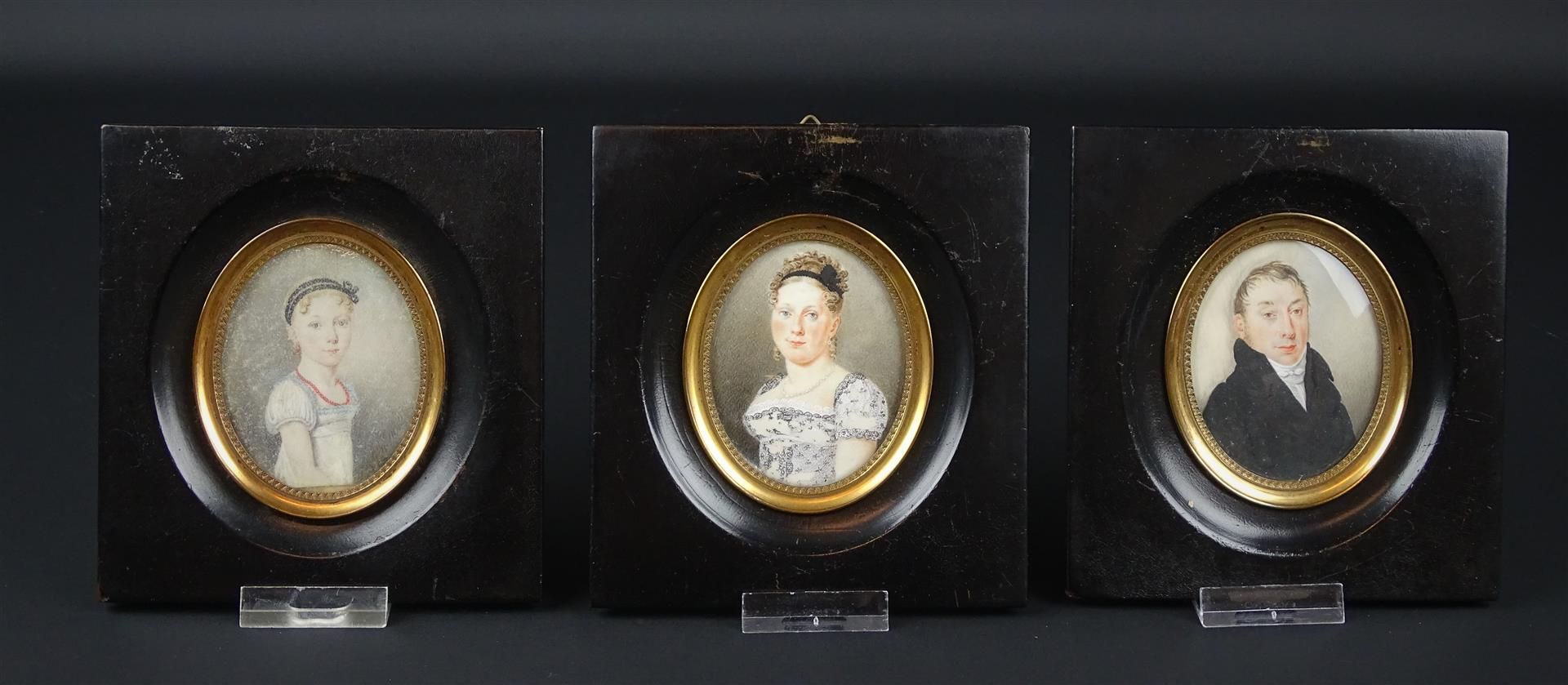 3 ovale portret miniaturen met voorstelling van echtpaar en dochter, 1e helft 19e eeuw, afmetingen