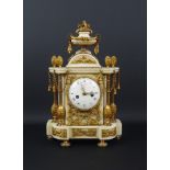 Franse Louis XVI pendule in albasten en verguld bronzen kast, voorzien van emaille wijzerplaat en