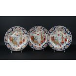 serie van 3 Japanse borden met imari decor van rolschildering en vaas, 18e eeuw, diam. 25 cm (3 x