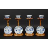 4 blauw/wit Chinees porseleinen kop en schotels met decor van vliegerende figuren, 18e eeuw (