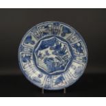 blauw/wit Chinees porseleinen 'kraak' schotel met decor van sprinkhaan op rots, Wanli, 1e kwart
