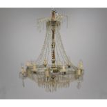 royale kroonlamp met 12 gebogen armen, geheeld versierd met kristallen kralen en geslepen pegels, 1e