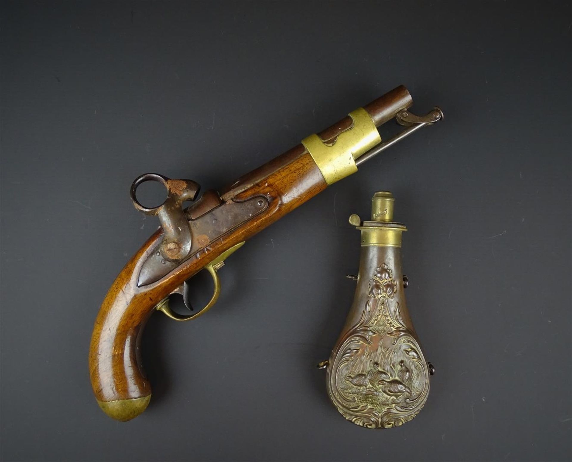 militair percussiepistool met kruithoorn, 19e eeuw- - -29.00 % buyer's premium on the hammer