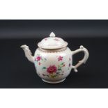 Chinees porseleinen famille rose theepot met floraal decor, Qianlong, 18e eeuw, h. 13 cm (2 x