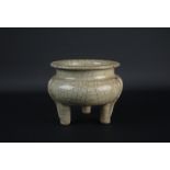 Chinees porseleinen celadon tripod wierookbrander,mogelijk 19e eeuw,h. 12 cm (A)- - -29.00 % buyer's
