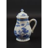 blauw/wit Chinees porseleinen kannetje met decor van landschap, Qianlong, 18e eeuw, h. 13 cm (2 x