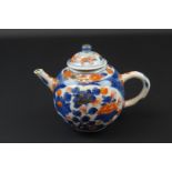 Chinees porseleinen Imari trekpotje met bloemdecor, 18e eeuw, h. 11 cm (1 x A, 1 x B)- - -29.00 %