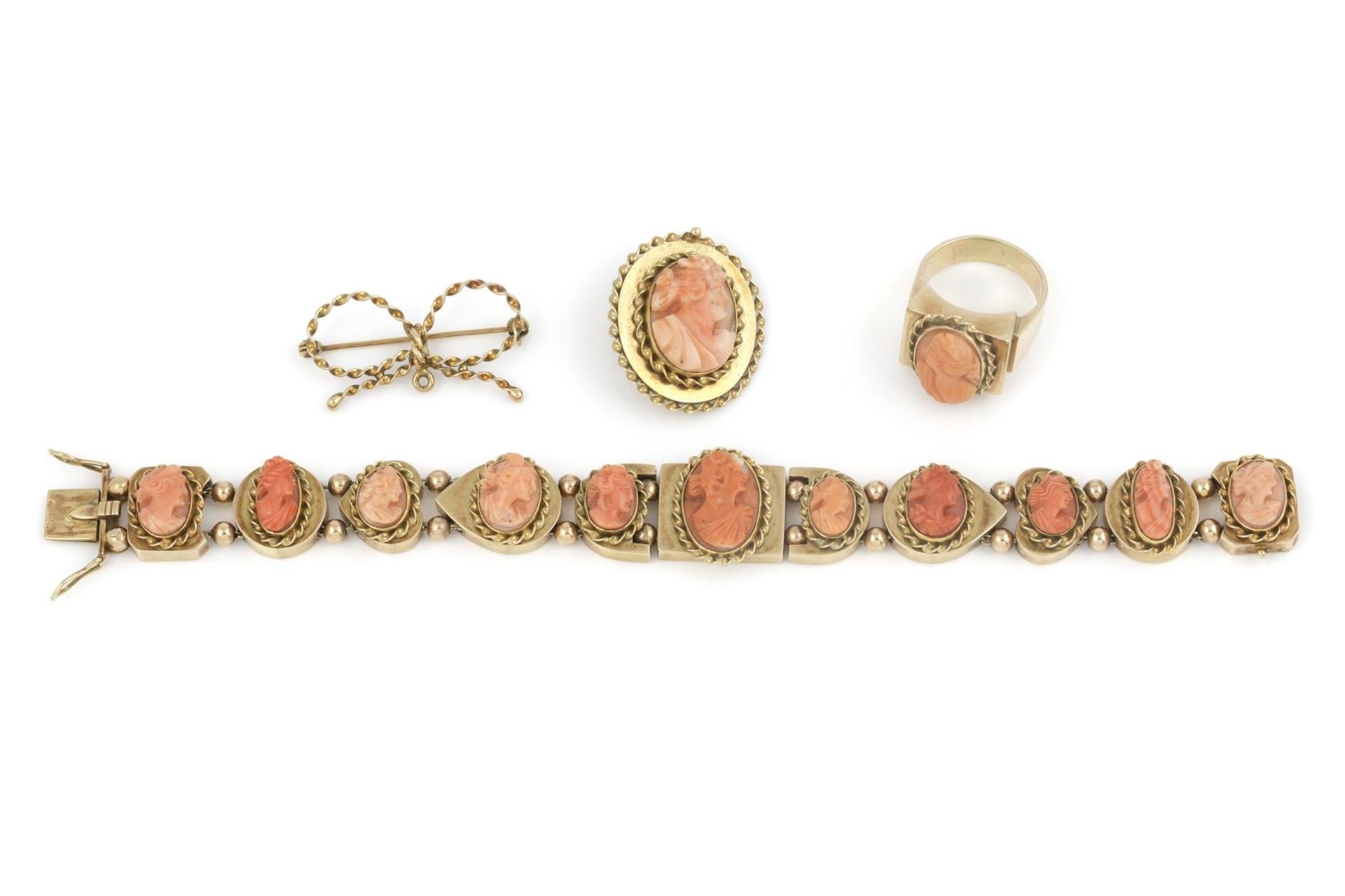 14 krt. gouden parure met camées van bloedkoraal, bestaande uit armband, een hanger, ring en