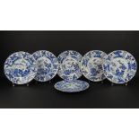 6 blauw/wit Chinees porseleinen borden met decor van bloemen in vakverdeling, Kangxi, 18e eeuw,